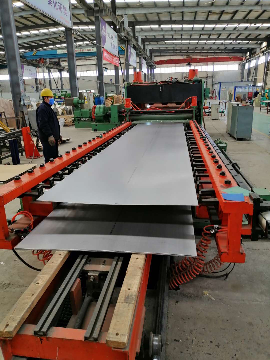 Hot-rolled flat cutting machine